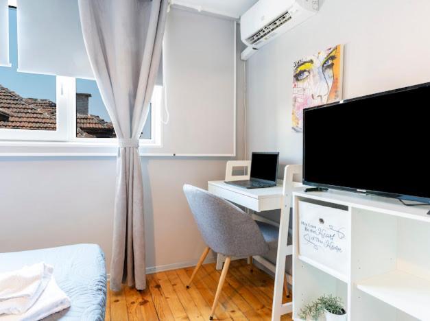 Lovely 1-bedroom In The Center Of Apartment *